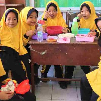 Menghemat Uang Jajan, Siswa-siswi MIN 1 Rejang Lebong Bawa Bekal ke Sekolah
