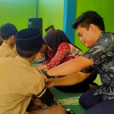 Cek Kesehatan Siswa MTsN 3 Seluma Oleh Petugas Kesehatann PUSKESMAS Penago II