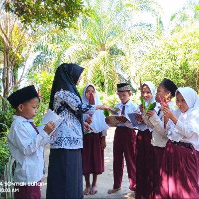 Siswa-Siswi  MIN 3 Bengkulu Tengah Belajar Mengenal Tumbuhan Di Luar Kelas.