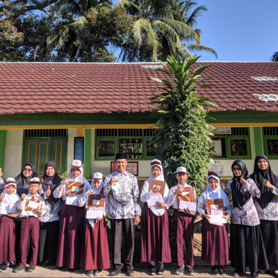 Prestasi Gemilang: Madrasah MIN 2 Bengkulu Tengah Beri Penghargaan Langsung Untuk Anak-Anak Berprestasi