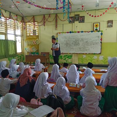 Antusiasme Siswa MIN 5 Benteng Dalam Mengikuti Pembelajaran Oleh Mahasiswa KKN UINFAS Bengkulu