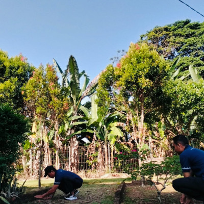 Jum'at Sehat, KUA Kota Padang Semangat Bersihkan Taman