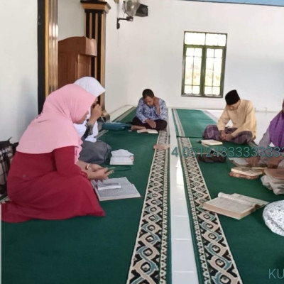 Penyuluh Kantor Urusan Agama KUA Seluma Utara Mengadakan Pengajian Rutin Dengan Tema Membersihkan Hati