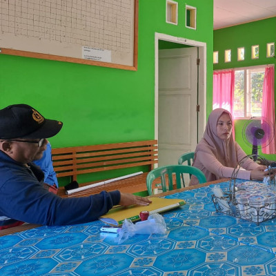 Kepala KUA Kecamatan Seluma Selatan Memberikan Bimbingan Pekawinan Kepada Sepasang Pengantin Tentang Stunting