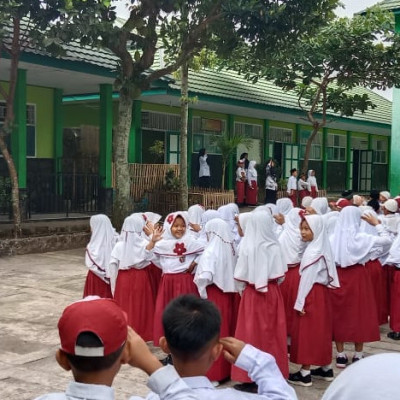 MIN 2 Rejang Lebong : Tingkatkan Kedisiplinan Siswa Melalui Upacara