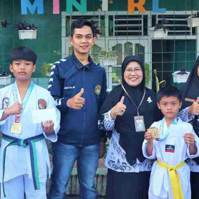 Raih 2 Medali Emas Pada Ajang Kejurnas Taekwondo, Kepala MIN 1 Rejang Lebong Beri Reward