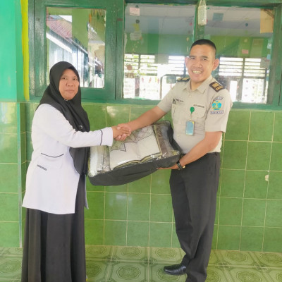 Orang Tua Siswa Beri Bantuan Peralatan Ibadah Untuk MIN 1 Bengkulu Tengah