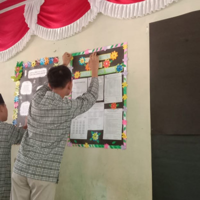 Sambut HUT RI, Kelas VIII A MTsN 2 Kobe Rias Ruang Kelas