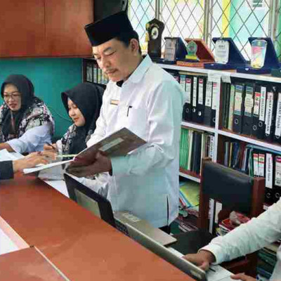 Wujudkan Pelayanan Prima, Kepala MIN 1 Rejang Lebong Supervisi TU