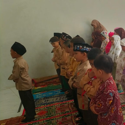 Siswa-Siswi  MIN 1 Bengkulu Tengah Ciptakan Atmosfer Positif Dengan Solat Dhuha Berjamaah