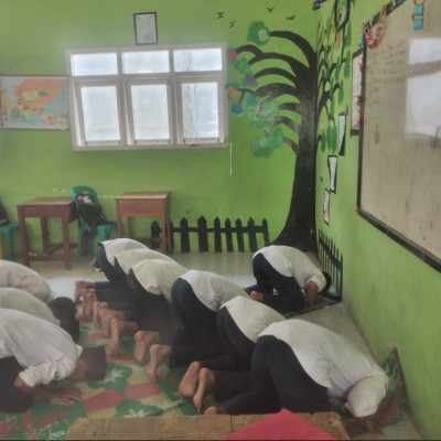 Pembentukan Karakter Melalui Sholat Dzuhur Berjamaah Di MTss Panca Mukti Benteng: Langkah Positif Pendidikan Moral