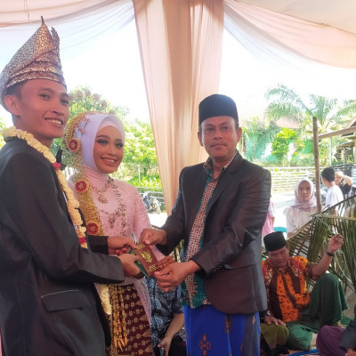 Penghulu KUA Kecamatan Karang Tinggi Pimpin Pelaksanaan Akad Nikah