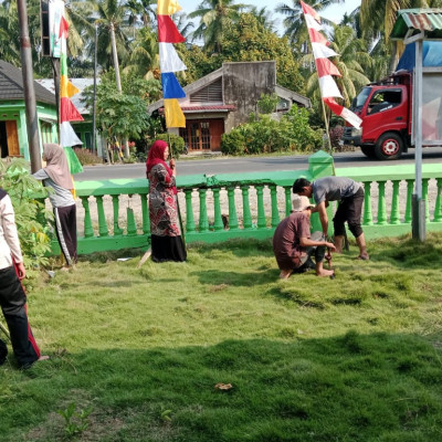 KUA  Kecamatan Air Periukan Semangat Dalam Pemasangan Bendera Merah Putih Dan Umbul Umbul Dalam Rangka Menyambut HUT RI Ke 79