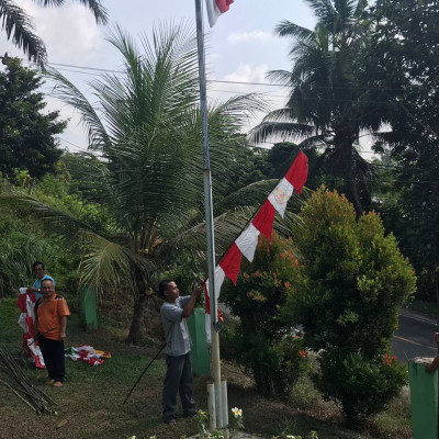 Semarak HUT RI ke – 79 KUA Kecamatan Seluma Timur Pasang Bendera Merah Putih Dan Umbul-Umbul