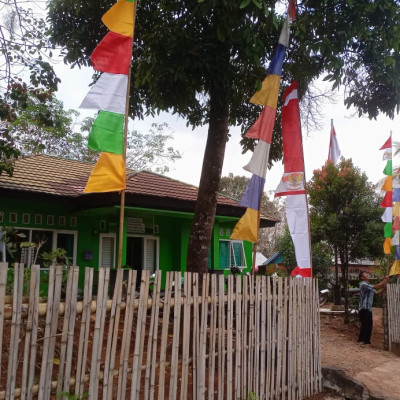 Sambut HUT RI Ke-79 Kepala KUA Lubuk Sandi Ajak Pegawai Pasang Bendera Merah Putih dan Umbul-Umbul.