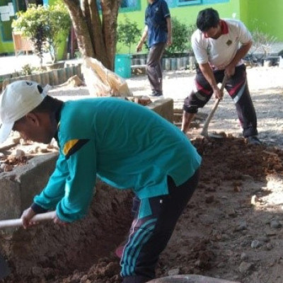 Buat Suasana Madrasah Lebih Nyaman, MTsN 3 Seluma Ajarkan Gotong Royong Pembuatan Tempat Duduk