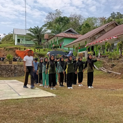 Latihan Persiapan 17 Agustus 2024, Siswa MAN Seluma Jadi Pengibar Bendera di Halaman Kantor Camat Lubuk Sandi