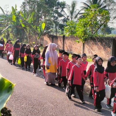 Tingkatkan Kesehatan dan Kebugaran, MI Nurul Huda Laksanakan Jalan Santai