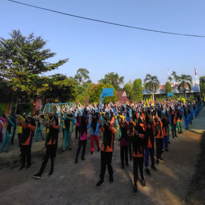 Kegiatan Senam Sehat Jumat Pagi Sebagai Sarana Olahraga Dan Silaturahmi Madrasah Tsanawiyah Negeri 1 Seluma