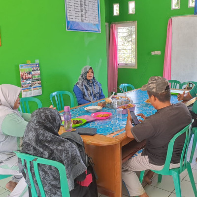 Kepala KUA Kecamatan Seluma Selatan Pimpin Rapat Bulanan dan Evaluasi Kinerja Pegawai