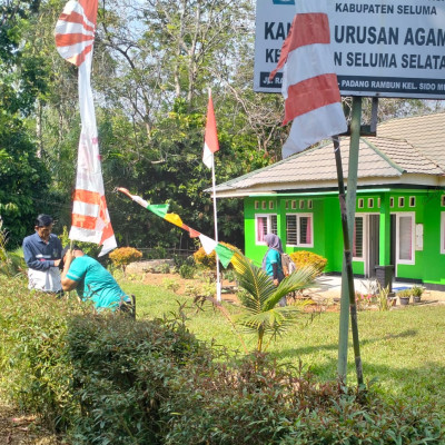 Kegiatan Pemasangan Umbul-Umbul KUA Kecamatan Seluma Selatan Dalam Rangka Peringatan Hari Kemerdekaan Republik Indonesia Ke-79