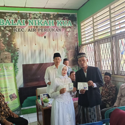 Kepala Kantor Urusan Agama (KUA) Kecamatan Air Periukan Tuntun Prosesi Akad Nikah Di Aula Balai Nikah