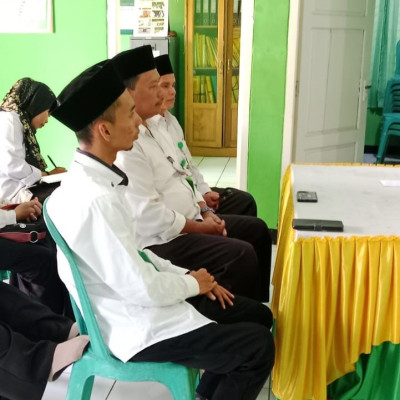 Rapat Intern  KUA Kecamatan Sukaraja, Petugas Penerima Berkas Nikah Pastikan Usia Catin Cukup Umur