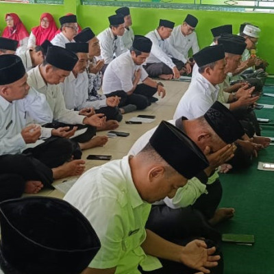 Kepala MIN 4 Seluma Mengikuti Dzikir bersama di Mushola Al-Mabrur Kantor Kementerian Agama Kabupaten Seluma