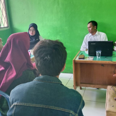 Pasangan Suami Istri Serahkan Bukti ketetapan Isbath Nikah Ke Kantor Urusan Agama Kecamatan Air Periukan