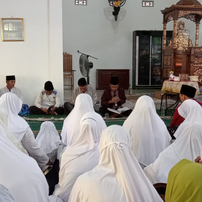 Penyuluh Agama Islam Kecamatan Seluma Barat Di Daulat untuk Membacakan Al-Qur'an Di Acara Tabligh Akbar