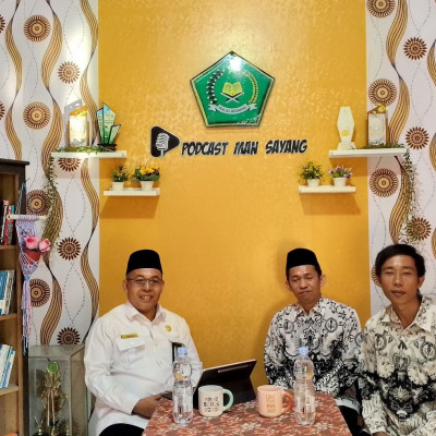 Kabid Madrasah Resmikan Studio Podcast Mansayang