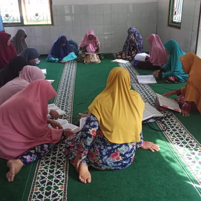 Penyuluh Agama Islam KUA Kecamatan Semidang Alas Motivasi Ibu-ibu MT Untuk Terbiasa  Membaca Al-Qur'an