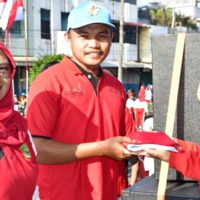 Penyuluh KUA Selupu Rejang Berpartisipasi dalam Gerakan Nasional Pembagian Bendera Merah Putih