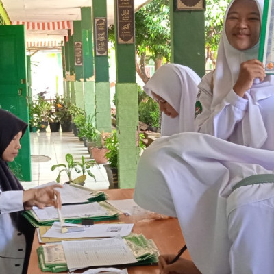 Pengambilan Ijazah, Ka. MTsN 2  Berharap Seluruh Siswa Melanjutkan Pendidikan