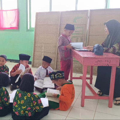 MIN 3 Bengkulu Tengah Gelar Sesi Membaca Berkelompok untuk Tingkatkan Literasi Siswa Kelas 1