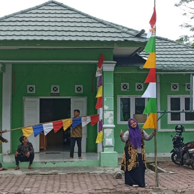 Gelorakan Nasionalisme, KUA Sungai Serut Gotong Royong Pasang Umbul-Umbul