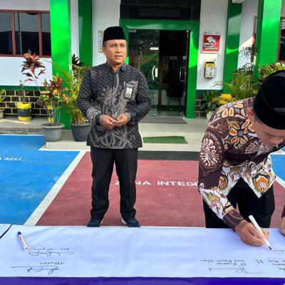 Dukung PERDA Terkait Pernikahan Dini, Ka. KUA MK Tandatangani Petisi