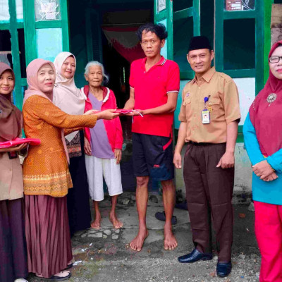 Dukung Gerakan 10 Juta Bendera, MTsN 3 Bengkulu Selatan Bagikan Bendera Kepada Warga Sekitar