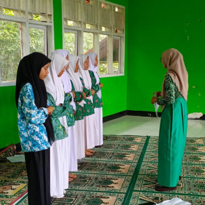 Siswa MAN Seluma Latihan Persiapan Perlombaan Ibadah Kemasyarakatan Sholat Berjama'ah, Dzikir, dan Doa Tahun 2024 Di Kemenag Seluma