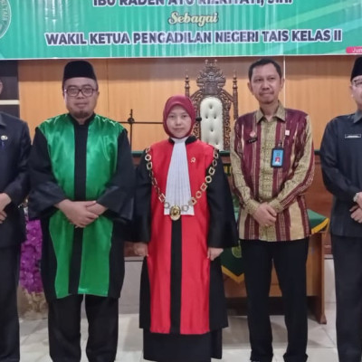 Kasubag Tata Usaha Kan Kemenag Kabupaten Seluma  Sebagai Rohaniawan  Pelantikan dan Pengambilan Sumpah Jabatan Wakil Ketua PN Tais Kelas II