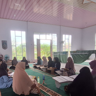 Penyuluhan Ilmu Tajwid di Majlis Taklim Al-Ikhwatun: Kolaborasi KUA dan Mahasiswa KKN untuk Bacaan Al-Qur'an yang Lebih Baik