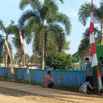 Gerak Cepat, MTsN 5 Mukomuko Pasang Umbul Umbul, Meriahkan HUT RI ke – 79