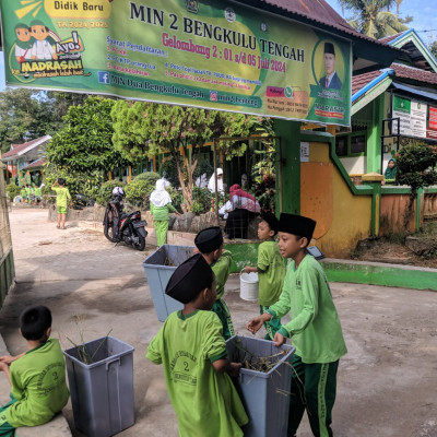 Semangat Kebersihan Lingkungan Dan Persiapan 17 Agustus Di MIN 2 Bengkulu Tengah