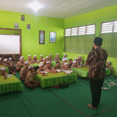 Tingkatkan Kemampuan Komunikasi Santri MTs Al Hasanah Benteng Ikuti Pelatihan  Publik Speaking