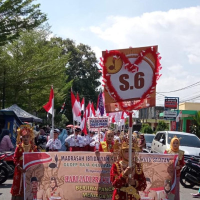 Gudep Raja Khalifah MIN 2 Bengkulu Selatan Tampil Memukau Pada Pawai Tunas Kelapa