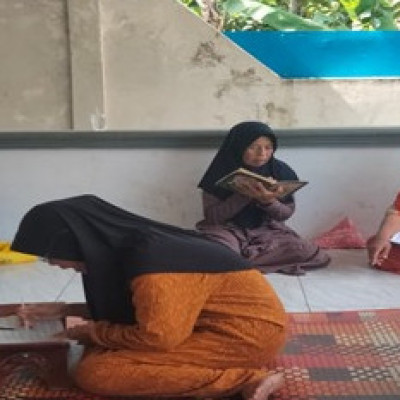 Tidak Ada Kata Terlalu Tua, Penyuluh Agama Islam Kecamatan Sukaraja Dampingi Belajar Baca Qur'an Untuk Lansia