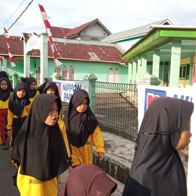 Jaga Kesehatan dan Kebugaran , Siswa MI 11 GUPPI Gelar Jalan Santai