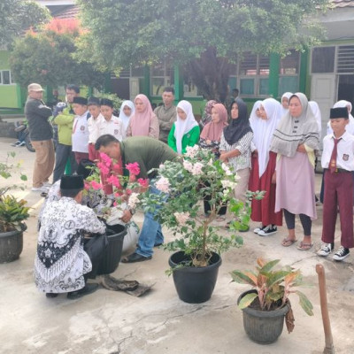 Bersama Wali Siswa, MTsN 2 Kepahiang Laksanakan Program Hijau Madrasah