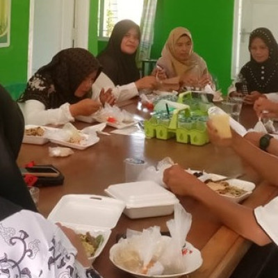 Akhiri Kebersamaan Karyawan KUA Kecamatan Lubuk Sandi Gelar Makan Bersama