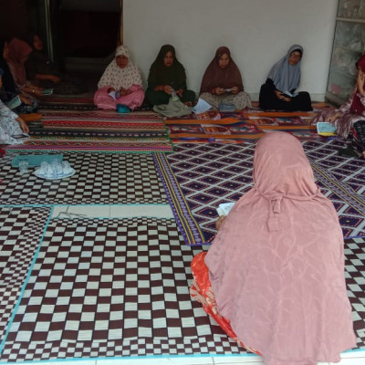 Penyuluh Agama Islam KUA Kecamatan Seluma Barat membimbing Majlis Ta'limnya  Al - Manar Dalam Membiasakan Melantunkan Sholawat Nabi